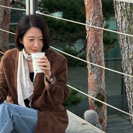 59歳女優キム・ヒエ、「シワ指摘」を一蹴する若々しさ！“野良猫と再会”した、飾らない日常ショット【写真】