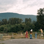 『Blue Heron／ブルーヘロン』© 2025 NINE BEHIND PRODUCTIONS LTD. BODDAH RIOTFILM KFT.
