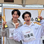 優勝カップに熱いキス…！俳優イ・ドンウク、事務所の運動会で無双の大活躍【写真】