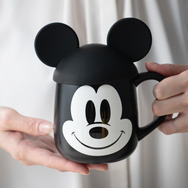 蓋付フェイスマグ（ミッキー）3,300円© DISNEY