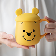 蓋付フェイスマグ（プー）3,300円© DISNEY. Based on the 
