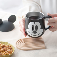 蓋付フェイスマグ（ミッキー）3,300円© DISNEY