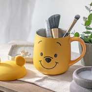 蓋付フェイスマグ（プー）3,300円© DISNEY. Based on the 