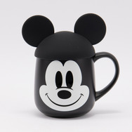 蓋付フェイスマグ（ミッキー）3,300円© DISNEY