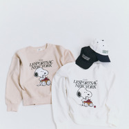 「PEANUTS Sweat pullover」（17,600円）、「PEANUTS Cap」（7,700円）(C)2026 Peanuts