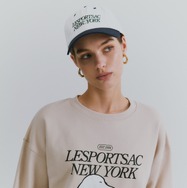 「PEANUTS Sweat pullover」（17,600円）、「PEANUTS Cap」（7,700円）(C)2026 Peanuts