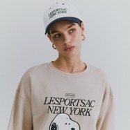 「PEANUTS Sweat pullover」（17,600円）、「PEANUTS Cap」（7,700円）(C)2026 Peanuts