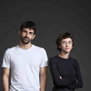 ユヴァル・アブラハーム監督（左）、ラヘル・ショール監督（右）