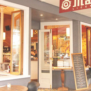 オークランドのデボンポートにある「Manuka」で、地元産のシーフードを気軽にトライ。ニュージーランドの人はオープンカフェ好き。