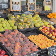 フードマーケット「Nosh」入口にはフレッシュフルーツ＆野菜がずらり。