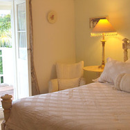 「Peace and Plenty Inn」は全7部屋。「Victoria」と名付けられたこの部屋はアンティークな調度品とフレンチ風アンティークベッドがロマンティック。