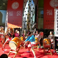 2014 年初売りのお・も・て・な・し企画の一つ、 湯島天神太鼓の演舞