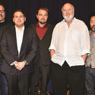 左から（クリスティン・ミリオティ、ジョン・ファヴロー、ジョナ・ヒル、レオナルド・ディカプリオ、ロブ・ライナー、ケン・チョイ、P・J・バイン）／『ウルフ・オブ・ウォールストリート』-(C) 2013 Paramount Pictures. All Rights Reserved.