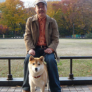 『マリと子犬の物語』でマリを演じた柴犬のイチとドッグトレーナの宮忠臣さん