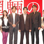 『魍魎の匣』完成報告記者会見。左から京極夏彦、田中麗奈、椎名桔平、堤真一、阿部寛、宮迫博之、原田眞人監督