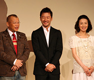 『母べえ』完成会見にて（左から）鶴瓶師匠、浅野さん、檀さん