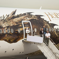 『ホビット 竜に奪われた王国』スマウグ飛行機-(C) 2013 WARNER BROS. ENTERTAINMENT INC. AND METRO-GOLDWYN-MAYER PICTURES INC．