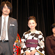 『人のセックスを笑うな』プレミア試写会舞台挨拶に立った（左から）松山ケンイチ、永作博美、井口奈己監督