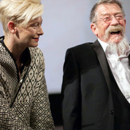 第64回ベルリン国際映画祭オープニング上映の際のティルダ・スウィントン（左）