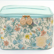 アフタヌーンティー・リビングがこの春おすすめするボタニカルパターンのアイテム「メイクボックス（リボン型ヘアクリップ付）」S 2,940円　L 5,250円