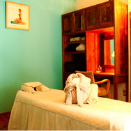 ウッド調の落ち着いた空間とリラックスした空気に満ちた「Sense Ron Herman」。