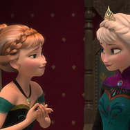 妹・アナ(左)と姉・エルサ(右)／『アナと雪の女王』-(C) 2014 Disney. All Rights Reserved.