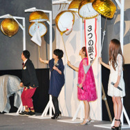 左から、“持ってる男”ピエール瀧（オラフ役）＆松たか子（エルサ役）＆神田沙也加（アナ役）＆May J.（エンドソング）／『アナと雪の女王』舞台挨拶＠TOHOシネマズ日本橋
