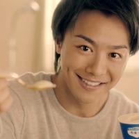TAKAHIROの笑顔＆「あ～ん」にとろける!?　ベッドでくつろぐ新CM決定 画像