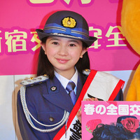 1日警察署長・桜田ひよりの制服姿に歓声！　ピーポくんと対面し「かわいい！」 画像