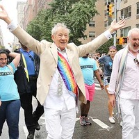 同性婚合法の判決後のゲイ・パレードにイアン・マッケランらが参加 画像