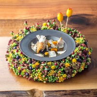 「アンダーズ タヴァン」×ニコライ・バーグマン、料理と花のフラワーダイニング開催 画像