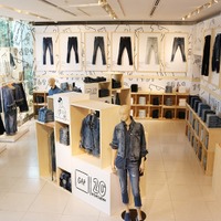 GAP日本上陸20周年記念！イラストレーター長場雄デザインで店内をモデルチェンジ 画像