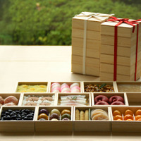 【3時のおやつ】美しい和菓子を桐の升箱12段に詰めた「お菓子のおせち」限定発売 画像