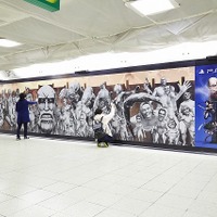 新宿駅に巨人襲来！「進撃の巨人」日本最大級スクラッチポスターが登場 画像