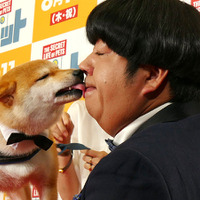 バナナマン日村、SNS影響力第2位の柴犬とディープキス！「舌が入ってきた」 画像