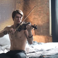 【特別映像】ニコラス・ガリツィン、裸でバイオリンを奏でる…『ハートビート』 画像