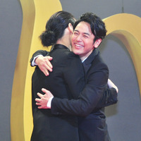 綾野剛、妻夫木聡とガッチリと抱擁！　役作りのための共同生活は「愛おしい時間」 画像
