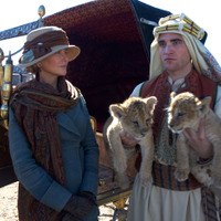 “アラビアのロレンス”ロバート・パティンソン、赤ちゃんライオン抱っこに萌えキュン!? 画像