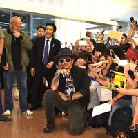 ジョニー・デップ、深夜到着もファンに神対応！「日本に帰ってくることは嬉しい」 画像
