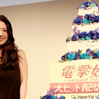田中麗奈が壇上でケーキ入刀！　“電撃婚”に前向き発言 画像
