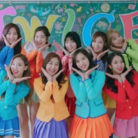 TWICE、日本のCMに初出演！ カラフルな制服姿でダンス「ワイモバ学園」 画像