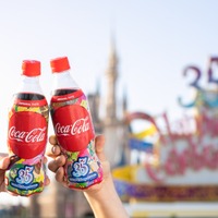 【ディズニー】35周年限定デザインの「コカ・コーラ」ボトル登場！全7種類のスペシャルアイテムも 画像