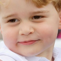 ジョージ王子、5歳の記念ポートレートを公開！大人びたポージングに注目 画像