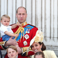 英王室メンバー集結！“お手振り”ルイ王子が「かわいすぎる！」と話題に 画像