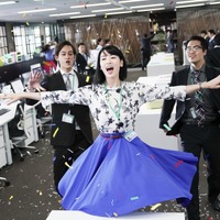 三吉彩花、事務机の上で歌い踊る！『ダンスウィズミー』本編映像解禁 画像