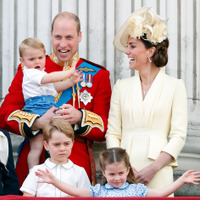 口をすぼめるキュートなルイ王子に注目！ウィリアム王子一家のクリスマスカード公開 画像