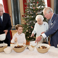 ジョージ王子がクリスマスケーキ作りのお手伝い！英王室4世代の集合写真公開 画像