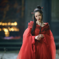 『ナイト・オブ・シャドー』妖怪役エレイン・チョン、着物モチーフのドレスを身にまとう 画像