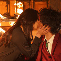 中村倫也＆小池栄子が炎の中でキス…「美食探偵」刺激が強すぎの第6話 画像