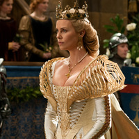美しく邪悪な女王の衣裳トリビア！　豪華ドレスに隠された「昆虫」の意味 画像